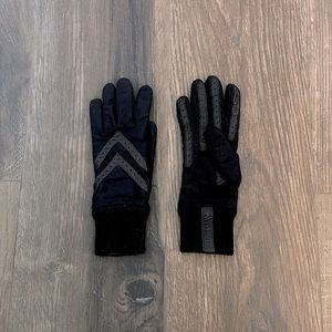 black leather gloves or gray wool gloves